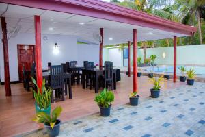 蒂瑟默哈拉默My Resort Yala的一间设有桌椅和植物的餐厅