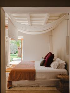 阿莱奥尔Amagatay Menorca的一间卧室配有带枕头的床