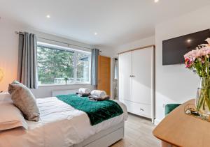 ChittlehamptonGreenacres的一间卧室设有一张大床和一个窗户。