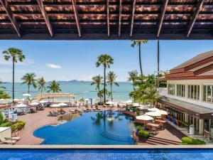 北芭堤雅Pullman Pattaya Hotel G的享有度假村游泳池的顶部景致