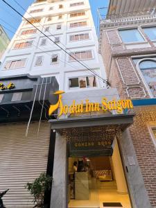 胡志明市Aodai Inn Saigon的建筑物前面的商店,上面有标志