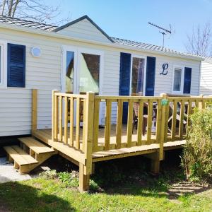 PendéCamping de la Baie de Somme Nature Randonnées的房屋前的木甲板