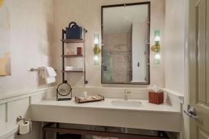斯普林代尔锡安公园/斯普林代尔拉金塔旅馆及套房酒店的一间带水槽和镜子的浴室