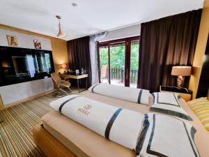 多贝尔罗斯乐酒店的酒店客房配有两张床和一张书桌
