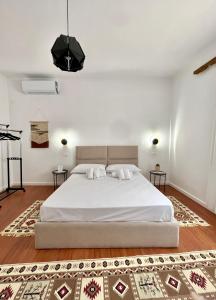 培拉特Nika's Guest House的卧室配有一张带两个枕头的大白色床