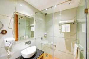 阿姆利则Classio Royale By IO Hotels的带淋浴、卫生间和盥洗盆的浴室