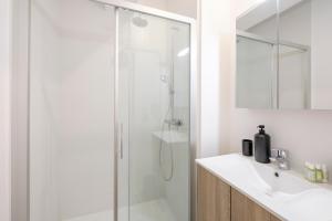 布鲁塞尔THE GOOD FLATS的带淋浴和盥洗盆的白色浴室