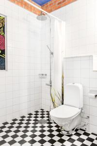 斯德哥尔摩B&B Eco-Village 12 min from city的浴室设有坐落在 ⁇ 格地板上的卫生间