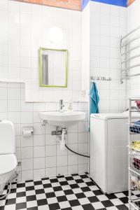 斯德哥尔摩B&B Eco-Village 12 min from city的白色的浴室设有水槽和卫生间。