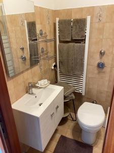 诺瓦拉Appartamento 44的浴室配有白色水槽和卫生间。