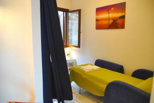 拉蒂纳VILLA ROMANTIC COVE vista mozzafiato sul mare的客房设有黄色的床和窗户。