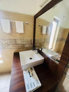 列城Guza Ethnic Resort的浴室设有白色水槽和镜子