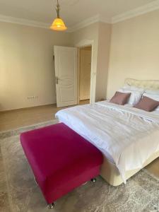 阿拉尼亚Duplex near the Cleopatra Beach in Alanya的一间卧室配有一张大床和紫色地毯