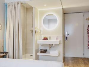 耶尔宜必思萨拉萨海耶若斯海滨酒店的一间带水槽和淋浴的浴室