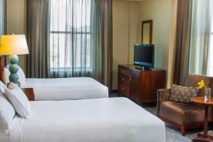 布法罗布法罗凯悦酒店的酒店客房设有两张床和电视。