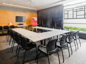 圣保罗Mercure Sao Paulo Barra Funda的一间会议室,配有大桌子和椅子