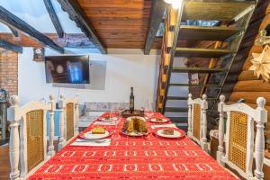 Sveti KrižHouse in Nature - Happy Rentals的用餐室配有餐桌和食物