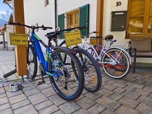 埃塔尔埃塔尔埃皮酒店的停在大楼旁边的一群自行车