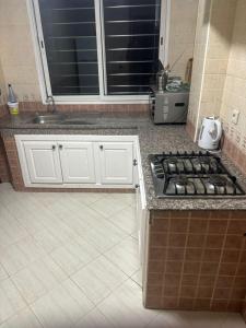 卡萨布兰卡Appartement的厨房配有炉灶和水槽