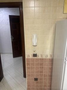 卡萨布兰卡Appartement的瓷砖墙上带饮水机的浴室