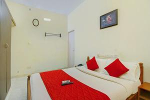 钦奈Infosys Thoraipakkam Near Ecr Beach的一间卧室配有一张带红色枕头的大床