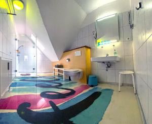 奥斯赛拜-屈隆斯博恩feels Beach Club Hotel的浴室铺有色彩缤纷的地板,配有水槽