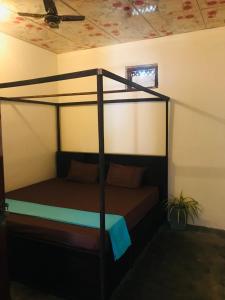 阿鲁甘湾FS Hotel & villa的一间卧室,卧室内配有一张天蓬床