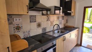 鲍科尼贝尔Bakonyi Kiscsillag的厨房配有水槽和台面