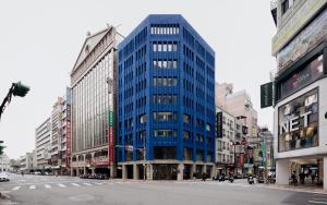 台北正旅馆 蓝的城市街道上高大的蓝色建筑
