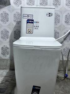 AyodhyaAKG Home Stays的白色的厕所,上面有标志
