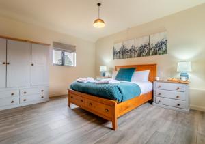 HeveninghamWhite House Lodges - Avocet的一间卧室配有一张床和一个梳妆台