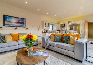 HeveninghamWhite House Lodges - Avocet的客厅配有沙发和桌子