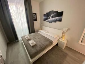 罗马Soft rooms ROMA CENTRO Guest house affittacamere的一间卧室配有一张床,上面有两条毛巾