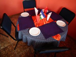 RibanengRibaneng Lodge的一张桌子,上面有盘子和餐巾