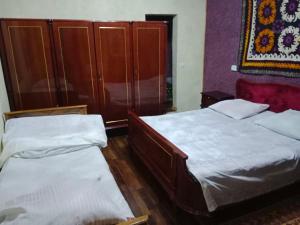 撒马尔罕Hostel Gulsara的一间带两张床的卧室