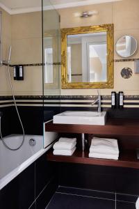苏黎世圣哥特哈尔德酒店的一间带水槽和镜子的浴室