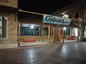 撒马尔罕Hostel Gulsara的一座建筑,上面有读古拉斯卡剧院的标志