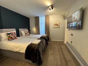 伦敦斯玛特海德公园景旅舍的一间卧室设有两张床和大窗户