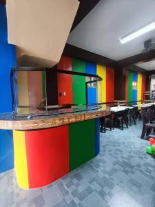PintuyanD & G Transient House的色彩缤纷的墙壁、桌子和椅子