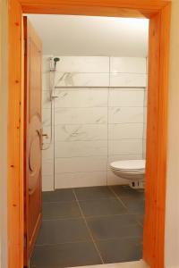 菲尼凯Heredot's house的浴室配有卫生间和水槽。