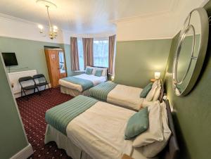 普里茅斯乔治旅馆的酒店客房,设有两张床和镜子