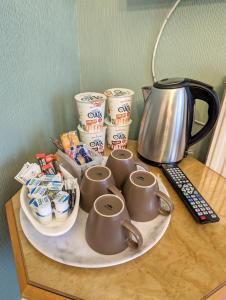 普里茅斯乔治旅馆的茶几,盘子,茶壶