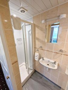普里茅斯乔治旅馆的带淋浴和盥洗盆的浴室