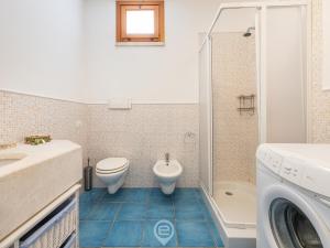 奇亚Casa Ariel - Chia Beach的浴室配有卫生间水槽和洗衣机。