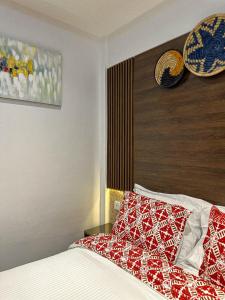 科托努Klik Klak Appart Hotel的一间卧室配有一张带红白毯子的床