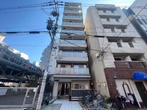 大阪LANDMARK NAMBA EBISUCHO chan的一座高大的建筑,前面有自行车停放