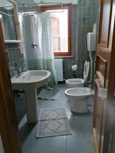 乌尔比诺maria antonietta的一间带水槽和卫生间的浴室以及窗户。