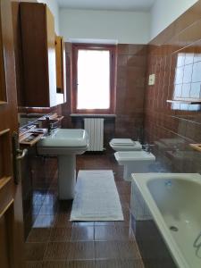 乌尔比诺maria antonietta的一间带两个水槽、一个浴缸和两个卫生间的浴室