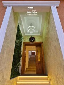 克鲁亚Villa Mefaja的天花板上标有标志的建筑的楼梯