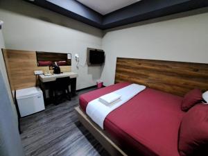 斯里巴加湾市Qing yun resthouse Bandar, Brunei Darussalam的一间卧室配有一张床和一张书桌